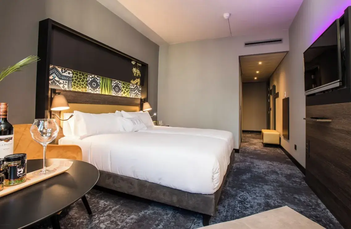 Habitación con iluminación ambiental y zona de descanso